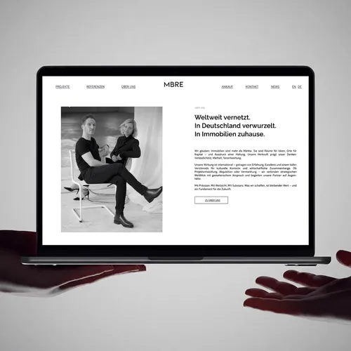 Sixrooms | Kreativagentur München | Banderole – macbook hands Website Mockup