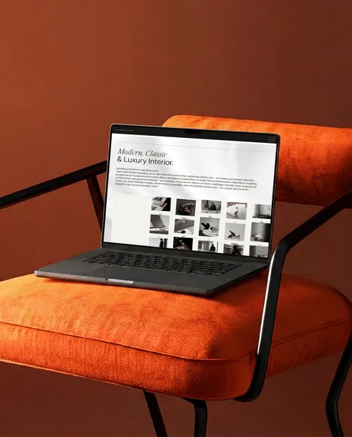 Sixrooms | Kreativagentur München | Banderole – macbook orangechair Website Mockup